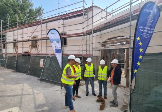 A alcaldesa visitou as obras de rehabilitación do antigo muíño de Xuvia cuxo remate está previsto en setembro